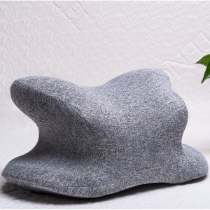 กอดหมอนงีบหลับ